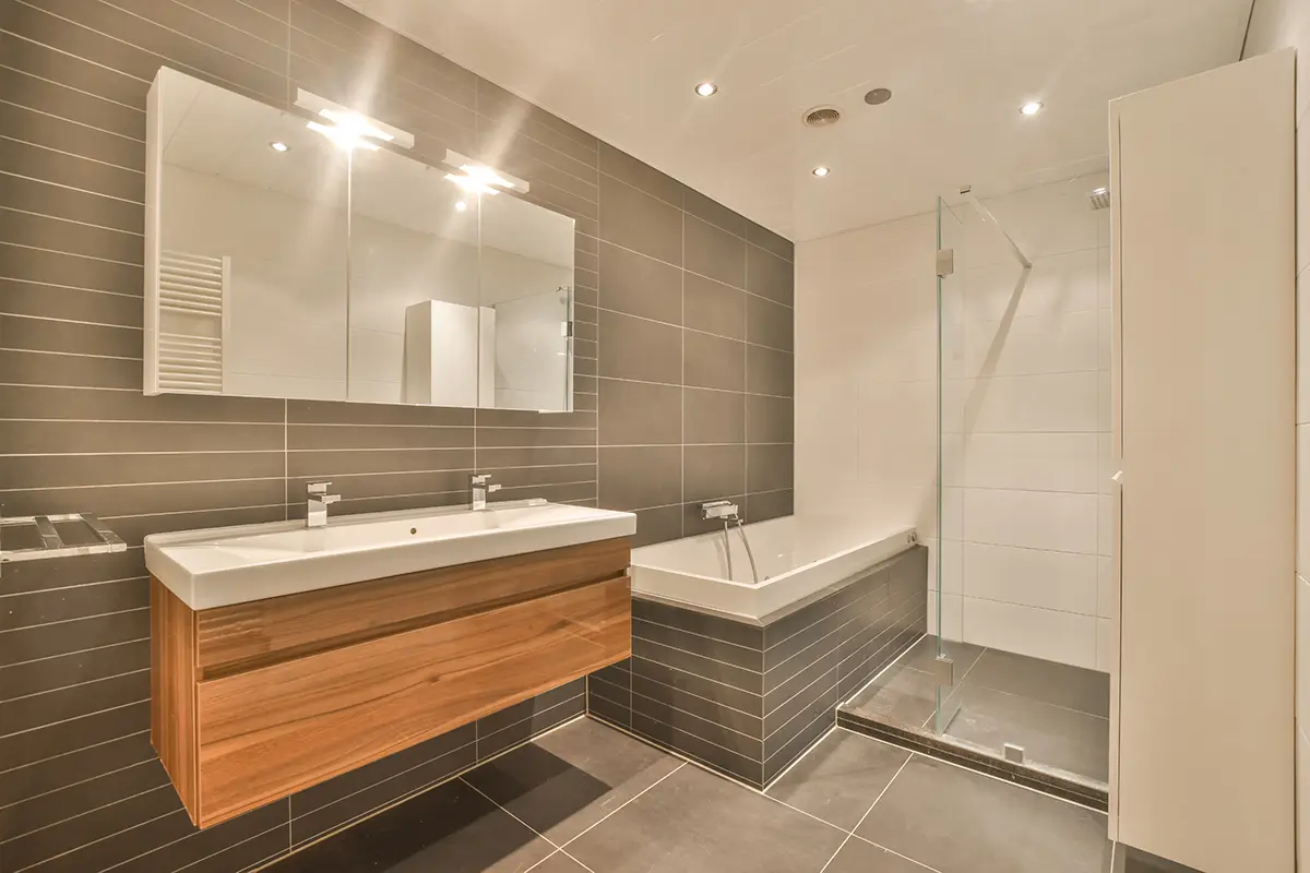 éclairage moderne salle de bain Lyon Eclairage salle de bain Lyon : spot intégrer au plafonnier, des barres de supports en led au dessus du miroir pour une meilleur éclairage du client lyonnaise
